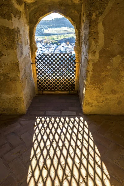 Тень металлической оконной решетки на полу комнаты — стоковое фото