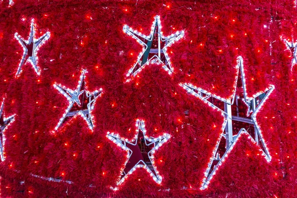 Κοντινά σχήματα αστεριών σε ένα διακοσμημένο δέντρο της Πρωτοχρονιάς — Φωτογραφία Αρχείου
