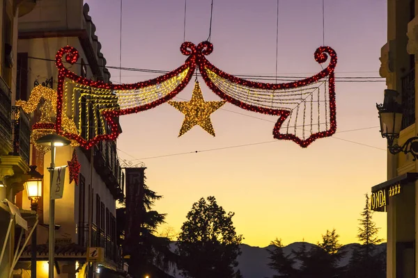 Świąteczne dekoracje na ulicach Rondy, Andaluzja, S — Zdjęcie stockowe