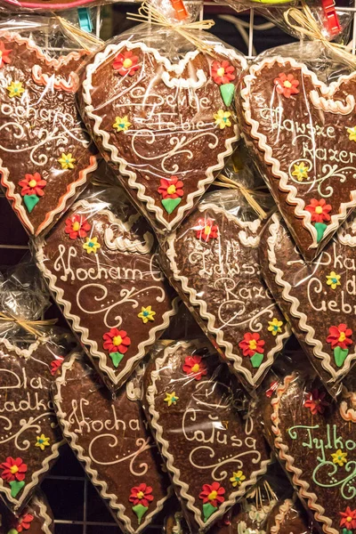 Biscoitos de gengibre feitos à mão - presente de Natal tradicional — Fotografia de Stock