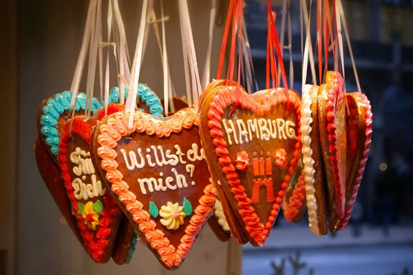 Ręcznie robione pierniki serca ciasteczka - tradycyjny prezent świąteczny — Zdjęcie stockowe