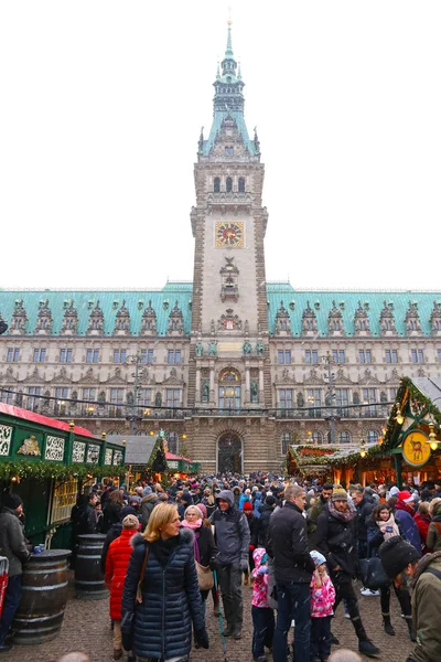 Mercado de Natal na Praça da Câmara Municipal em Hamburgo, Alemanha — Fotografia de Stock