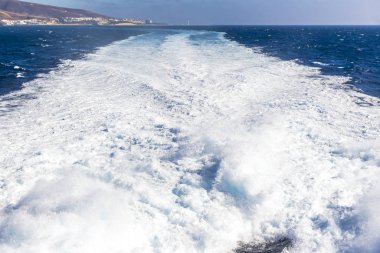Atlantik Okyanusu bir feribot tekne arkasında köpük su iz