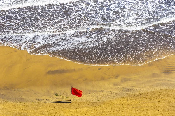 Red flag on the beach during the storm — ストック写真