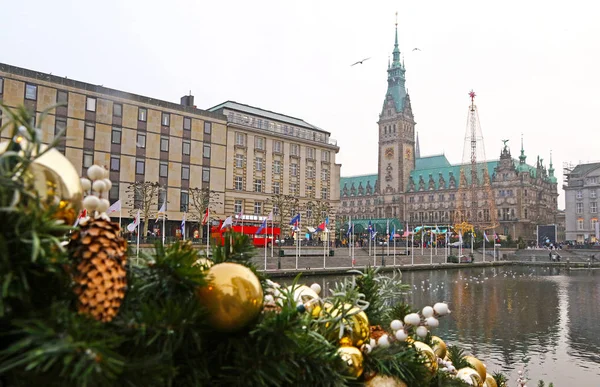Mercado de Natal na Praça da Câmara Municipal em Hamburgo, Alemanha — Fotografia de Stock