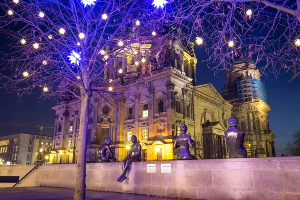 Tre flickor och en pojke statyer i Berlin, Tyskland — Stockfoto