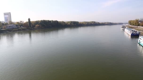 Vista panorámica del río Danubio en Bratislava, Eslovaquia — Vídeo de stock