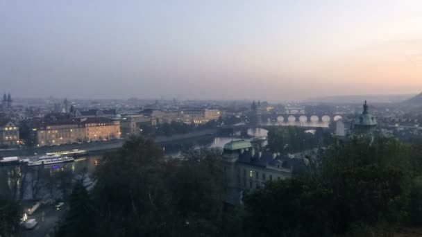 Praag bruggen bij schemering, Tsjechië — Stockvideo