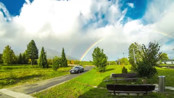 ヴィソーク・タトリー、スロバキアの近くの高タトラ山脈の上の虹 — ストック動画