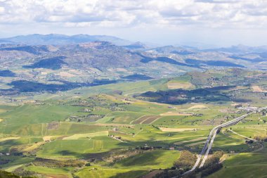 Pitoresk yeşil tepelik Vadisi Enna şehir, Sicilya, İtalya