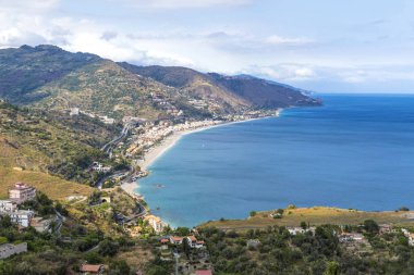 İyon deniz kıyısının havadan görünümü, Sicilya, İtalya