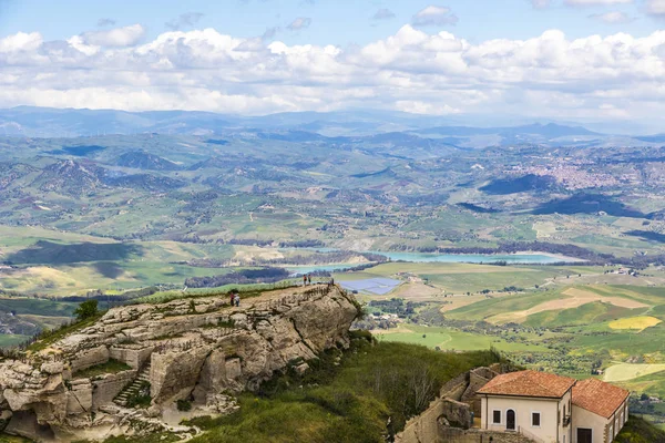 Festői szépségű, zöld dombos-völgy közelében Enna city, Szicília, Olaszország — Stock Fotó