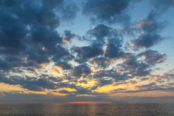 Západ slunce nad Tyrrhénským mořem ve městě Milazzo, Sicílie, Itálie — Stock fotografie