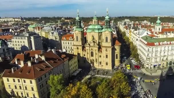 Εκκλησία του Αγίου Νικολάου και Staromestske namesti στην Πράγα, Τσεχία — Αρχείο Βίντεο