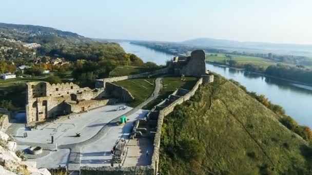 Schilderachtig uitzicht op Devin Castle in Bratislava, Slowakije — Stockvideo