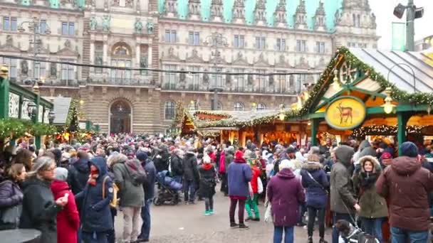 Christmas market at Town Hall square in Hamburg, Germany — Stock Video