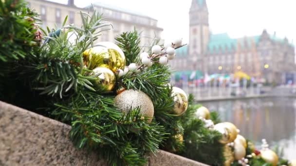 ハンブルク、ドイツの市庁舎広場でのクリスマスマーケット — ストック動画