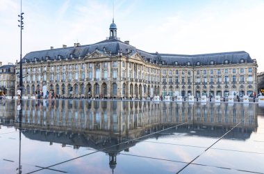 Bordeaux, Fransa 'da Bourse Meydanı' ndaki su aynası çeşmesi.