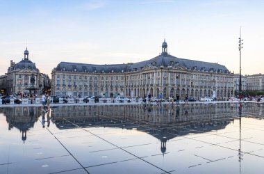 Bordeaux, Fransa 'da Bourse Meydanı' ndaki su aynası çeşmesi.