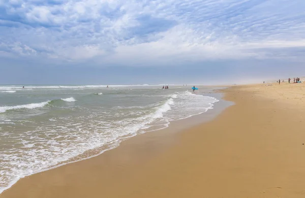 Playa del océano en la costa atlántica de Francia cerca de Lacanau-Ocean , — Foto de Stock