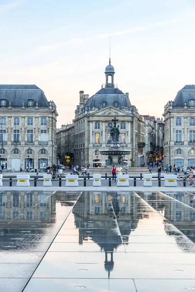 Βρύση καθρέφτη νερού στην Place de la Bourse στο Μπορντό, Γαλλία — Φωτογραφία Αρχείου