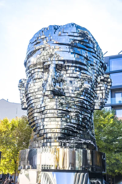 Het hoofd van de beeldhouwkunst Franz Kafka in Praag, Tsjechië — Stockfoto