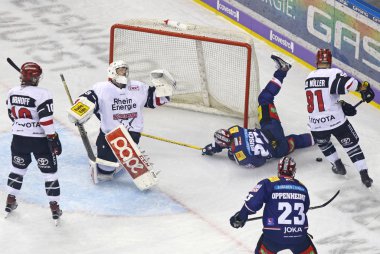 Deutsche Eishokey Liga: Berlin 'de Eisbaren Berlin' e karşı Kolner Haie