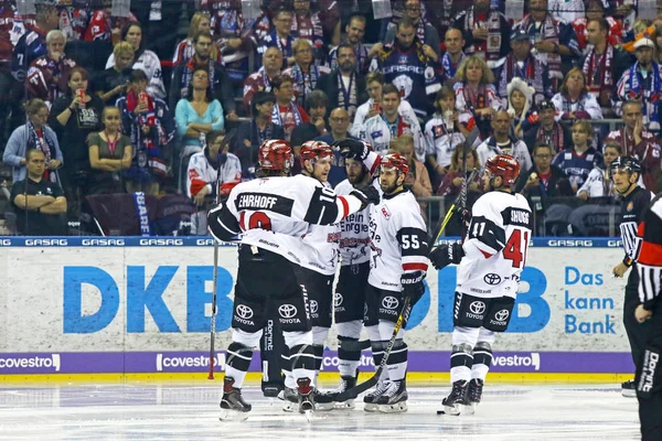 Deutsche Eishockey Liga: Eisbaren Berlin mot Kolner Haie i Berlin — Stockfoto