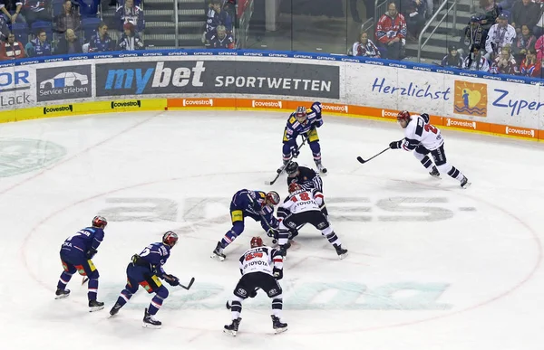 Deutsche Eishockey Liga: Eisbaren Berlin przeciwko Kolner Haie w Berlinie — Zdjęcie stockowe