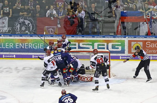 Deutsche Eishockey Liga: Eisbaren Berlin kontra Kolner Haie in Berlin — Stock Fotó