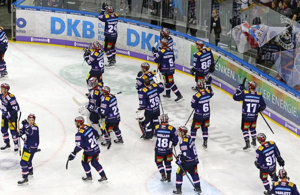 Deutsche Eishockey Liga: Eisbaren Berlin kontra Kolner Haie in Berlin — Stock Fotó