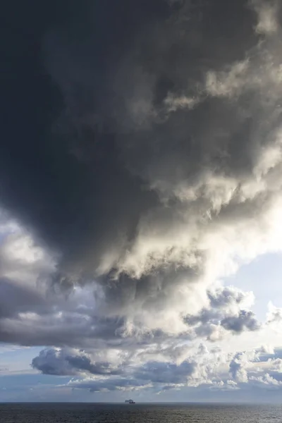Nuages orageux dramatiques sur la mer Baltique — Photo