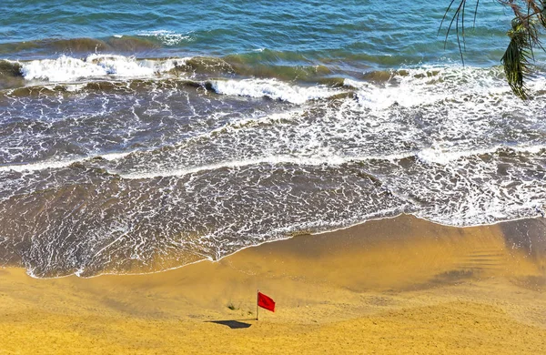 Rode vlag op het strand tijdens de storm — Stockfoto