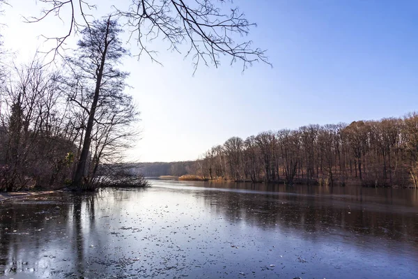 Vista de invierno del lago Schlachtensee en Berlín, Alemania —  Fotos de Stock