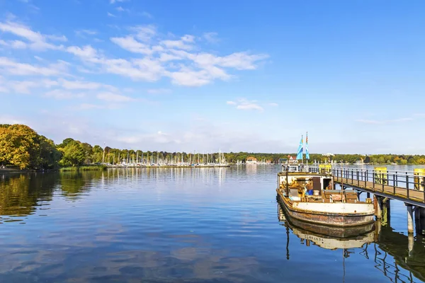 Vista de outono do lago Wannsee em Berlim, Alemanha — Fotografia de Stock