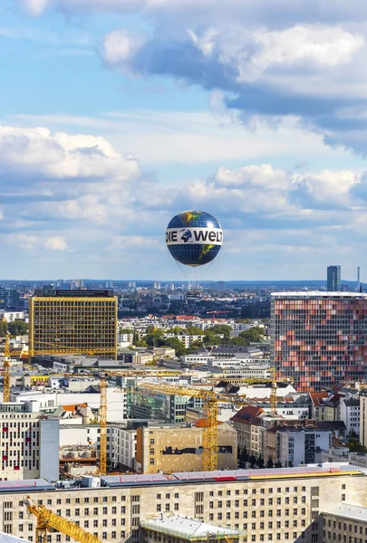 Welt Balloon - helium balloon in the sky above Berlin, Germany — Stock Photo, Image