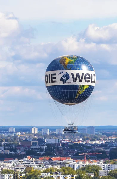 Welt Balloon - globo de helio en el cielo sobre Berlín, Alemania —  Fotos de Stock