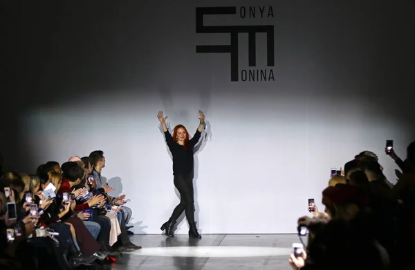 ウクライナのファッションウィークFw20-21: Sonyamoninaによるコレクション — ストック写真