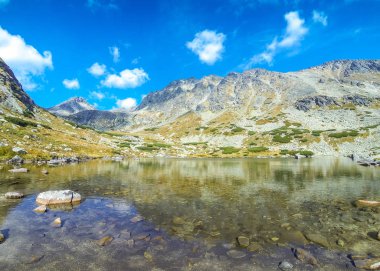 Slovakya 'nın High Tatras kentindeki Skok Gölü (Pleso nad Skokom)