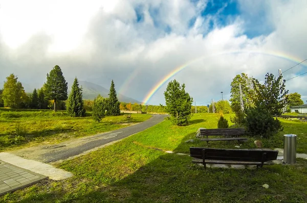 Arco-íris sobre altas montanhas Tatras perto de Vysoke Tatry, Eslováquia — Fotografia de Stock