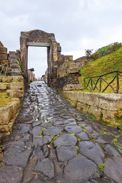 Calle pavimentada en la antigua ciudad romana de Pompeya, Italia — Foto de Stock