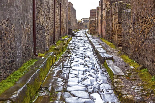 Rue pavée à l'ancienne ville romaine de Pompéi, Italie — Photo