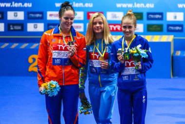 Kyiv, Ukrayna - 6 Ağustos 2019: 2019 Avrupa Dalış Şampiyonası 10 metre Platform Finali: 1 - Sofiia Lyskun (Ukr) (C), 2 - C.Nedvan Duijn (Ned) (L), 3 - I. Timoshinina (R) (Rus))