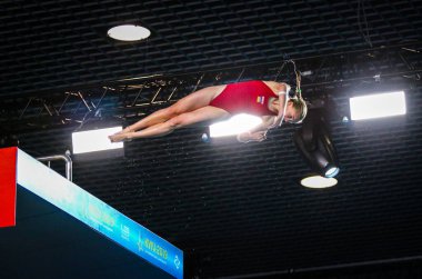 Kyiv, Ukrayna - 6 Ağustos 2019: Ukraynalı Sofiia Lyskun, Ukrayna 'nın başkenti Kyiv' de düzenlenen 2019 Avrupa Dalış Şampiyonası Kadınlar 10 metre Platform Finali 'nde sahne aldı.