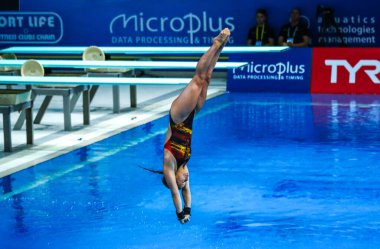 Kyiv, Ukrayna - 6 Ağustos 2019: Alman Maria Kurjo, Ukrayna 'nın başkenti Kyiv' de düzenlenen 2019 Avrupa Dalış Şampiyonası Bayanlar 10 metre Platform Finali 'nde sahne aldı.