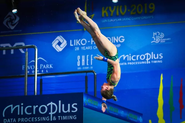 ウクライナのキエフ 2019年8月6日 ロシアのイウリア ティモシーニナは ウクライナのキエフで開催された2019欧州ダイビング選手権の女子10Mプラットフォームファイナルでパフォーマンスを行います — ストック写真