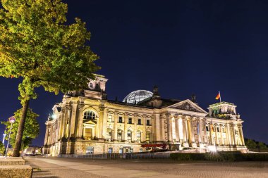 Dış görünüş, Alman parlamento binasını gece gözlüyor. Ayrıca Deutscher Bundestag ya da Reichstag olarak da bilinir. Berlin, Almanya