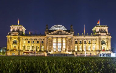Dış görünüş, Alman parlamento binasını gece gözlüyor. Ayrıca Deutscher Bundestag ya da Reichstag olarak da bilinir. Berlin, Almanya