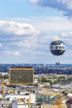Berlin, Almanya - 22 Eylül 2017: Welt Balon - Dünyanın en büyük helyum balonlarından biri. Şehrin sembollerinden biri olan popüler Berlin turistik merkezi.
