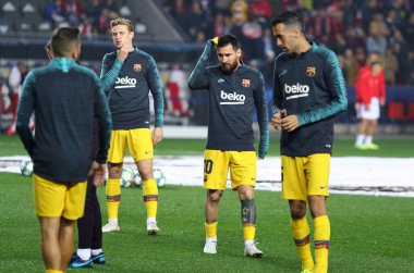 Prag, Çek Cumhuriyeti - 23 Ekim 2019: Lionel Messi (C) ve diğer Barcelona oyuncuları Prag 'daki Eden Arena' da Slavia Praha 'ya karşı oynanan Uefa Şampiyonlar Ligi maçı öncesinde antrenman sırasında hareket halindeler.